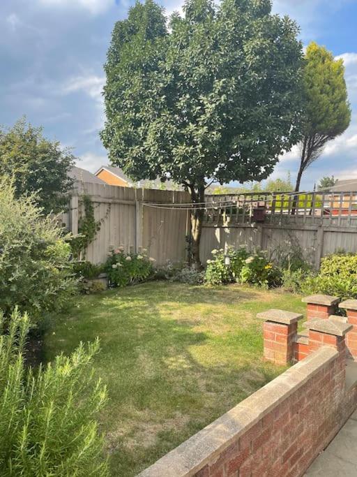 2 Bedroom House With Garden Holiday home Manchester